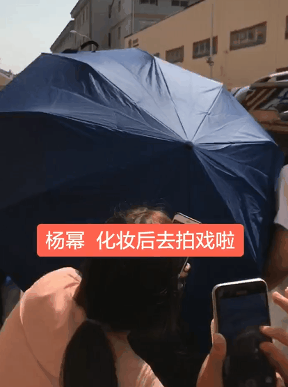 杨幂黑脸扔伞被骂垃圾什么情况？杨幂为什么黑脸扔伞孰是孰非引热议